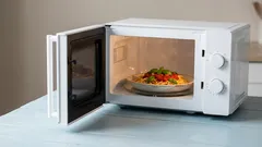 7 voedingsmiddelen die je nooit opnieuw moet opwarmen in de magnetron