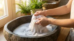 ’s Nachts week ik vaatdoeken en ovenwanten—’s ochtends zijn ze brandschoon, zelfs oud vet is verdwenen