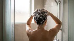 Waarom vrouwen boven de 50 vaker zouden moeten douchen — advies van een expert
